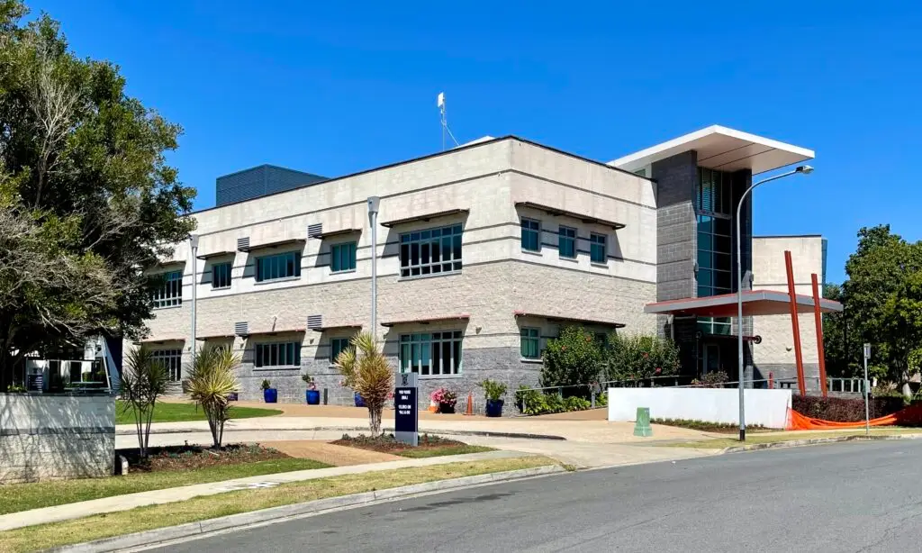 school_building_with_glaze_tinting_on_glass-scaled.jpg
