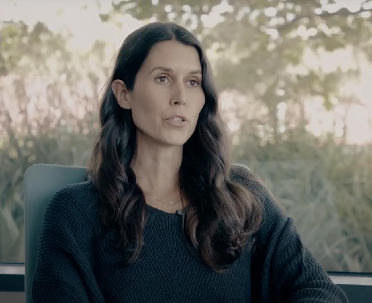 photo_of_woman_commenting_because_she's_had_her_windows_tinted_by_glaze_tinting.jpg